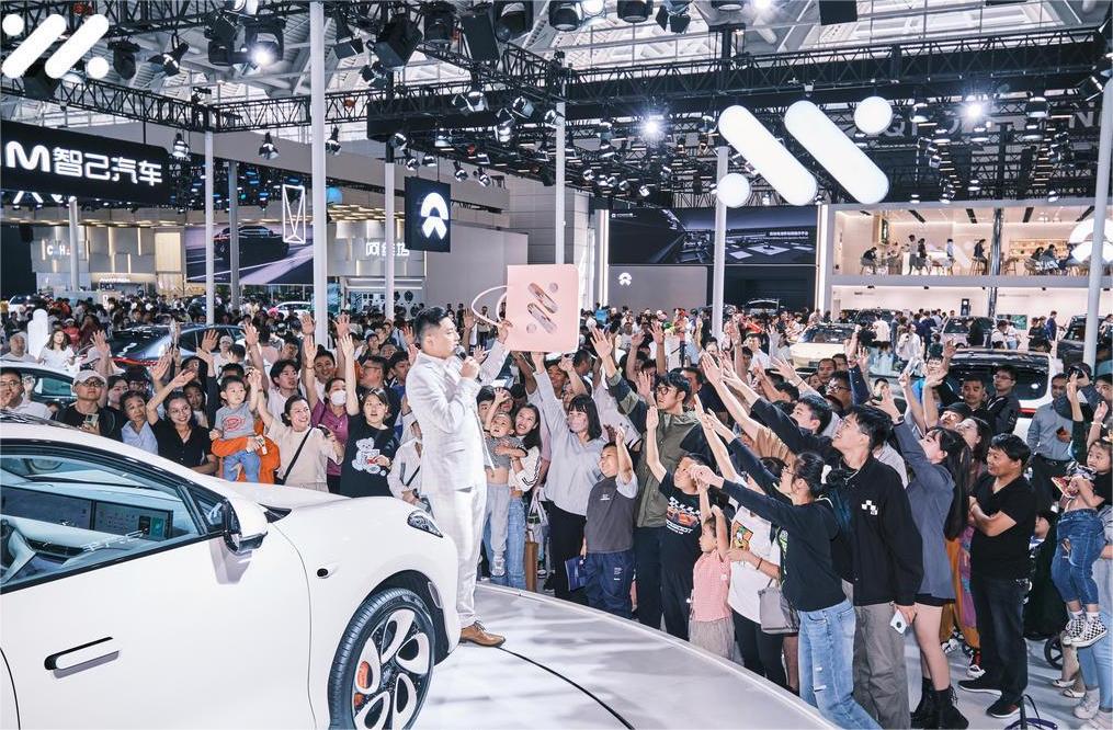 智己这一拳，打到了谁？